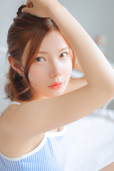 女教师在教室光着被调教
